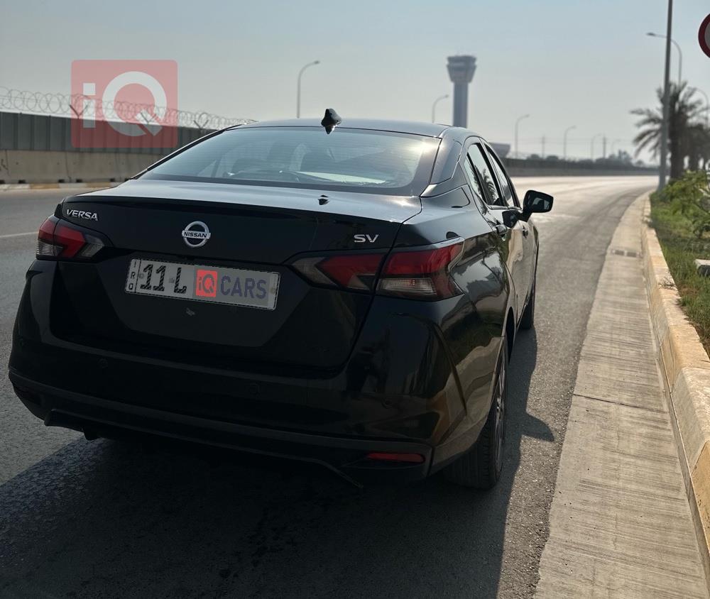 نيسان فيرسا